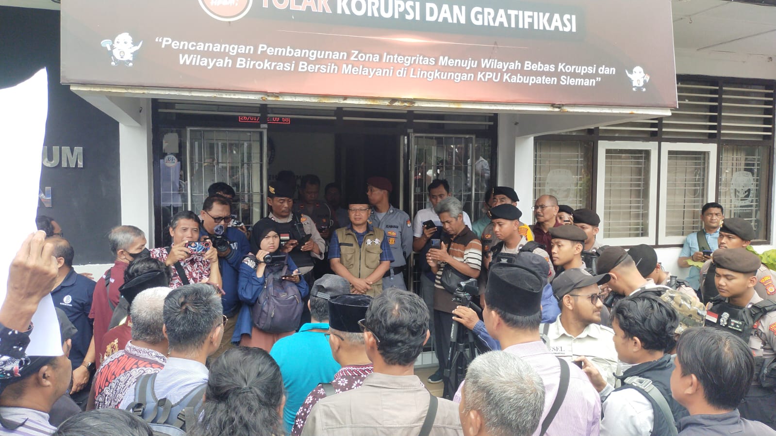 Kantor KPU Kabupaten Sleman digeruduk massa yang mempertanyakan terkait snack pelantikan KPPS yang seperti snack sripah