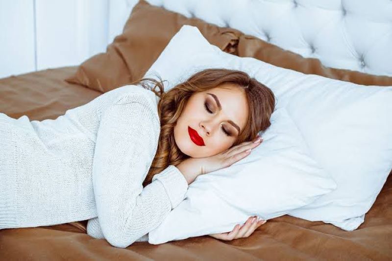 Ilustrasi tidur menggunakan makeup.