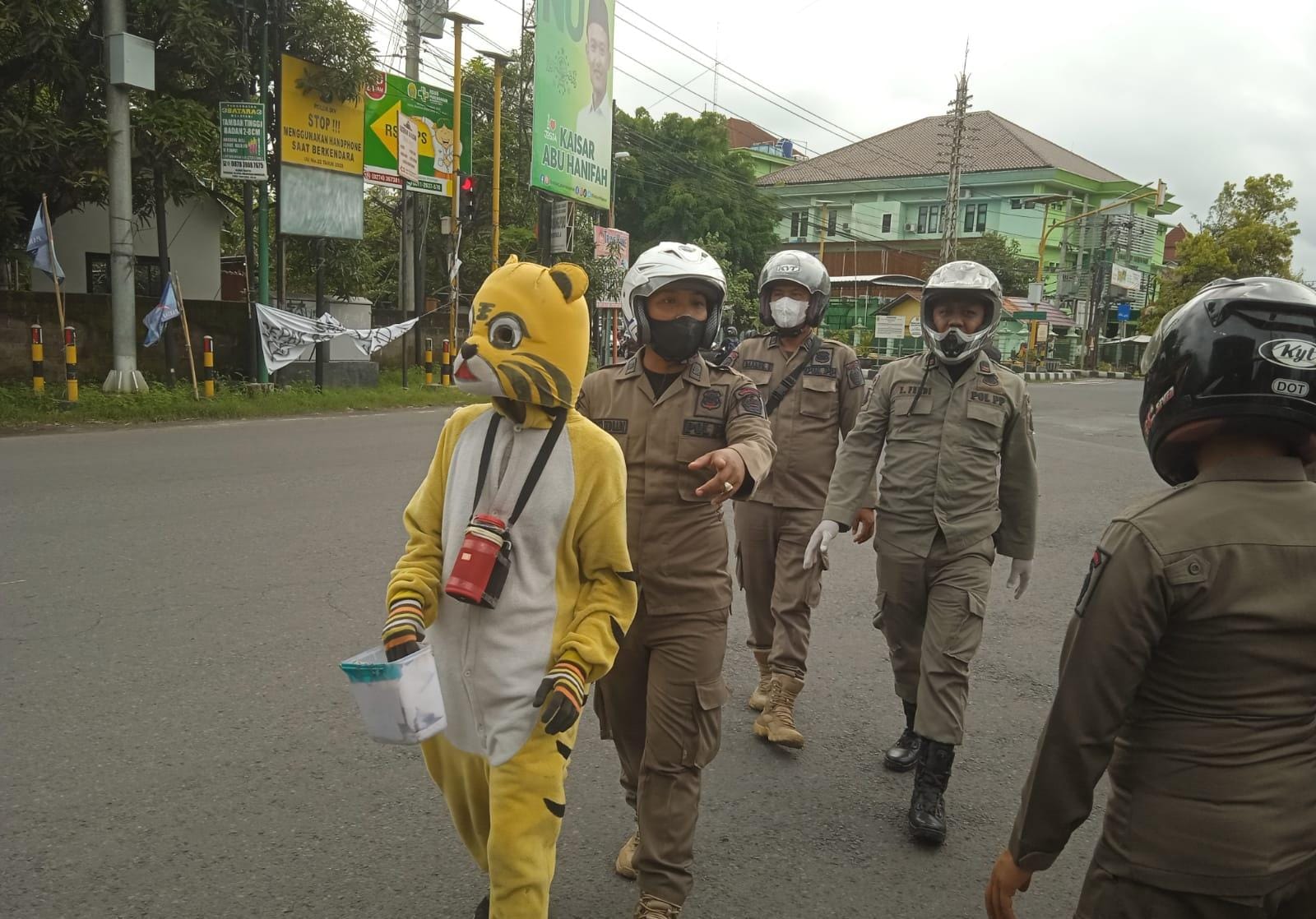 KONSISTEN: Petugas Satpol PP Bantul melakukan penertiban terhadap gelandangan dan pengemis.