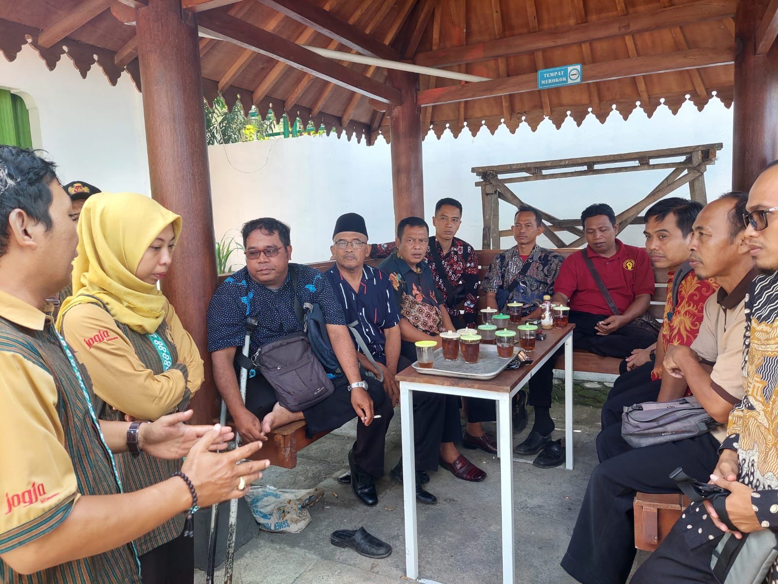 PERHATIKAN KAMI: Perwakilan KPPS dan Madukoro melakukan konfirmasi di kantor pihak KPU Kulon Progo Jumat (26/1).