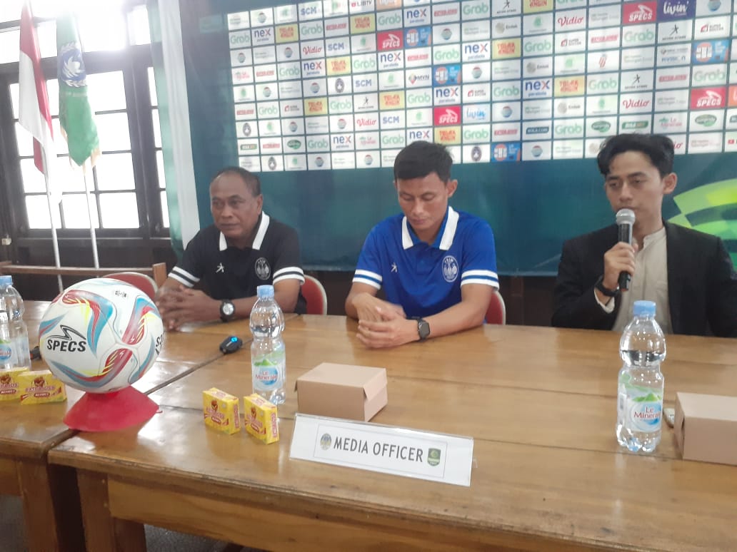 PENENTU: Pelatih kepala PSIM Jogja Kas Hartadi dan bek Dias Angga saat press conference di Wisma PSIM Jogja, Jumat (26/1).