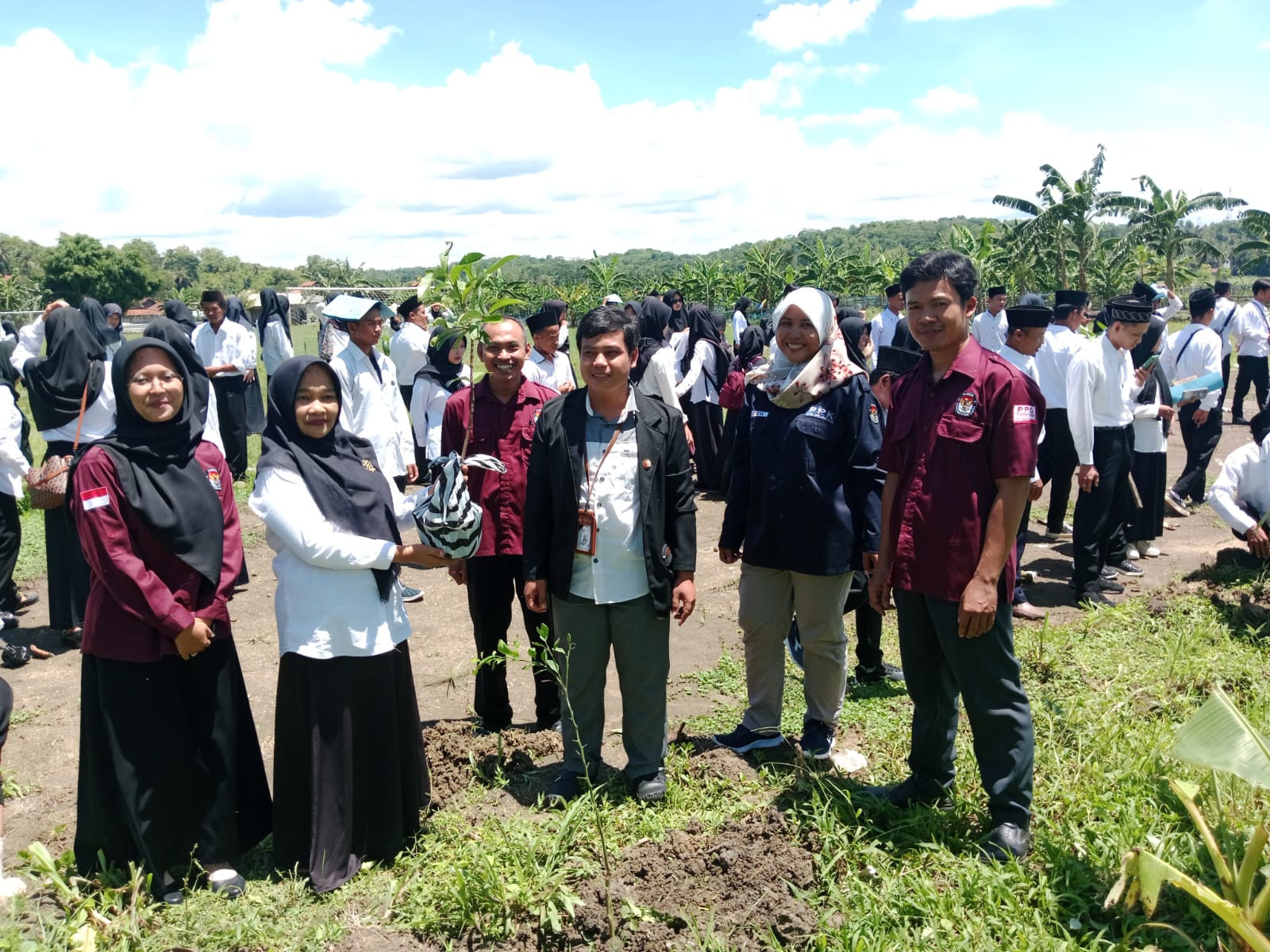 PEDULI LINGKUNGAN: Komisioner KPU Kebumen Muhammad Sobir ikut dalam aksi penanaman pohon serentak pasca pelantikan KPPS.