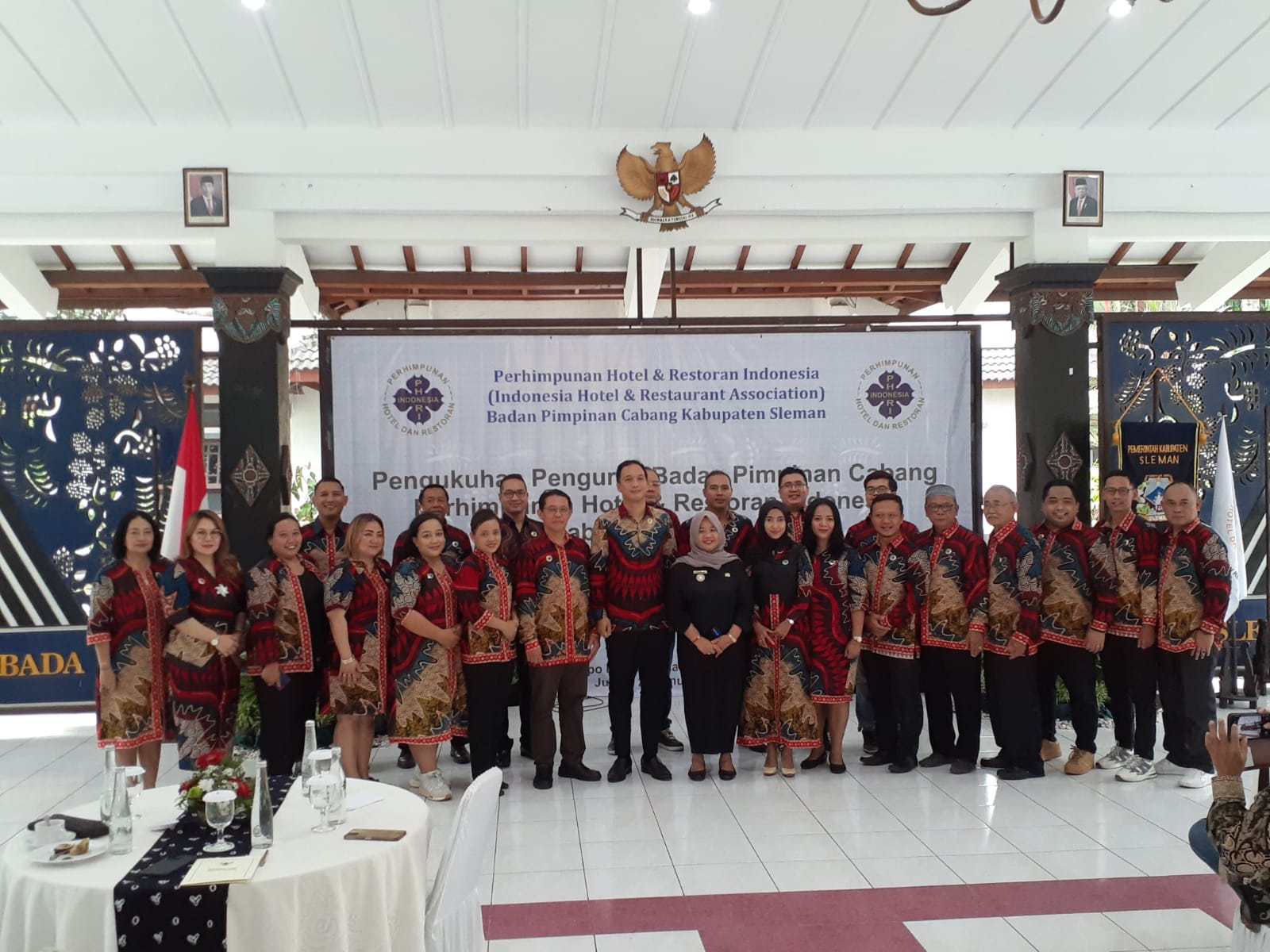 OPTIMISTIS: Pengurus PHRI Sleman usai pelantikan Pendopo Rumah Dinas Bupati Sleman.
