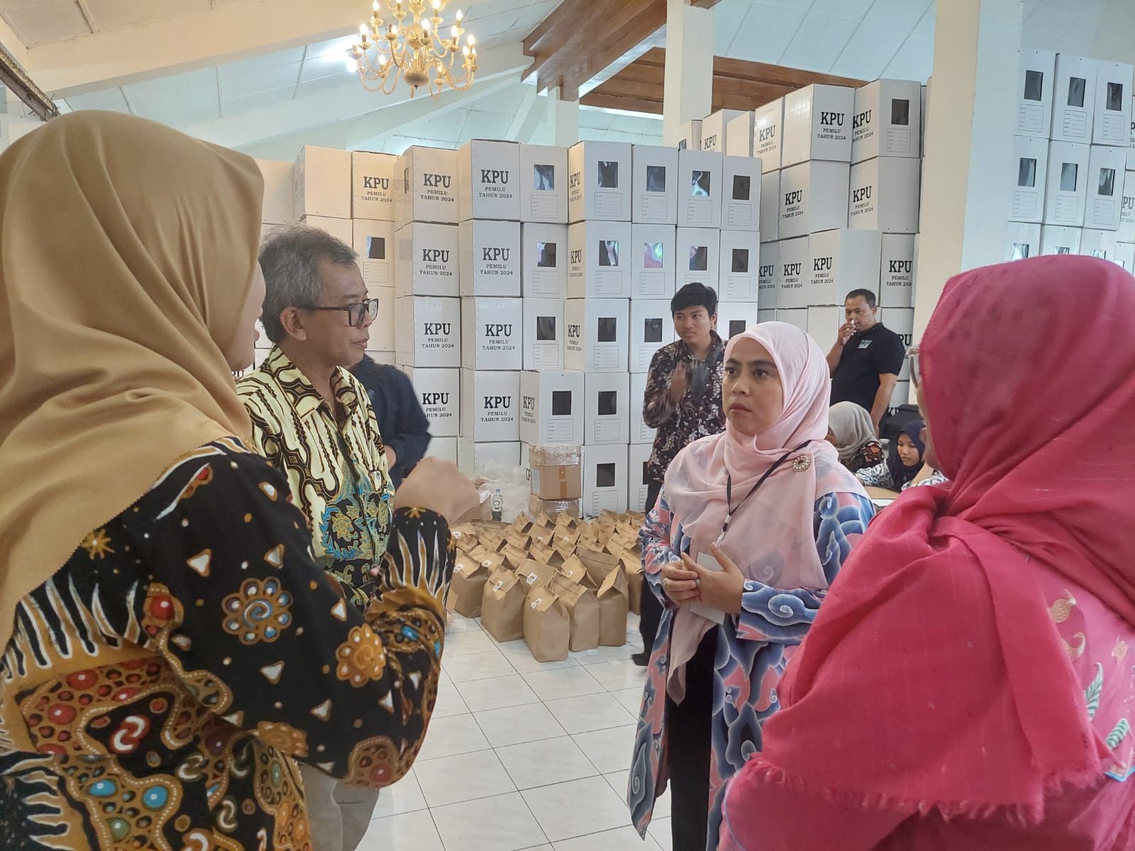 SIAP: Ketua Divisi Data dan Informasi Komisi Pemilihan Umum (KPU) RI Betty Epsilon Idroos bersama Ketua KPU Kulon Progo Budi Priyana membahas kesiapan logistik pemilu.
