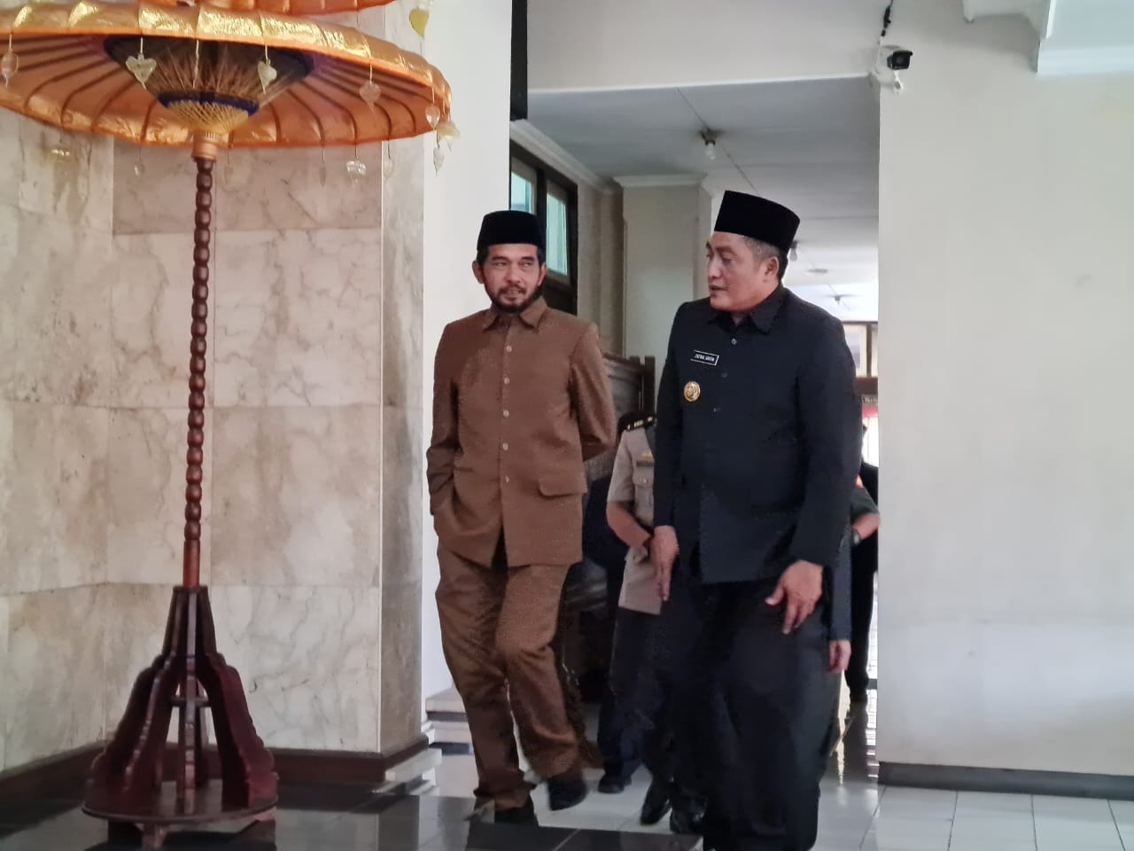 BERINTERAKSI: Bupati Magelang Zaenal Arifin bersama Ketua DPRD Kabupaten Magelang Saryan Adiyanto saat hendak memasuki ruang sidang, Jumat (26/1).