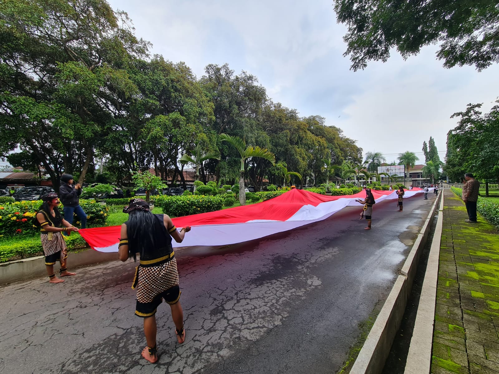 BENTANGKAN BENDERA: Para peserta yang mengikuti