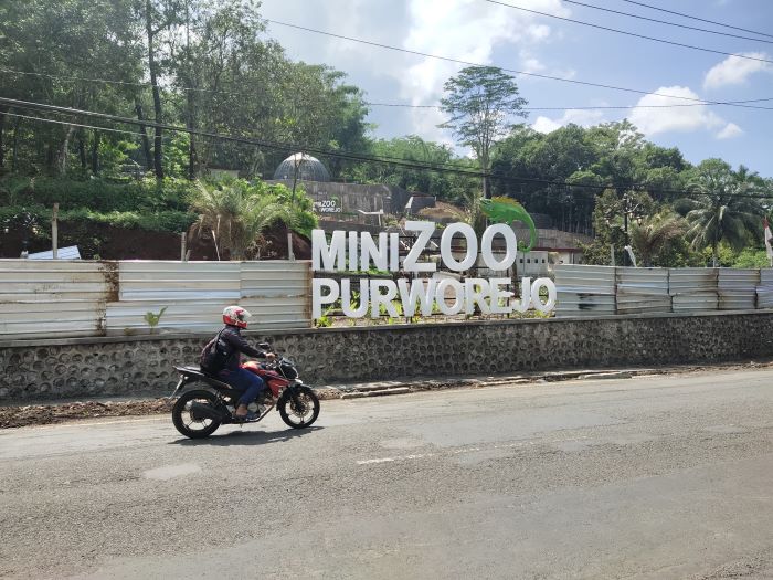 Pengendara sepeda motor melintas di depan Mini Zoo Purworejo setelah selesai proses pembangunan 100 persen.