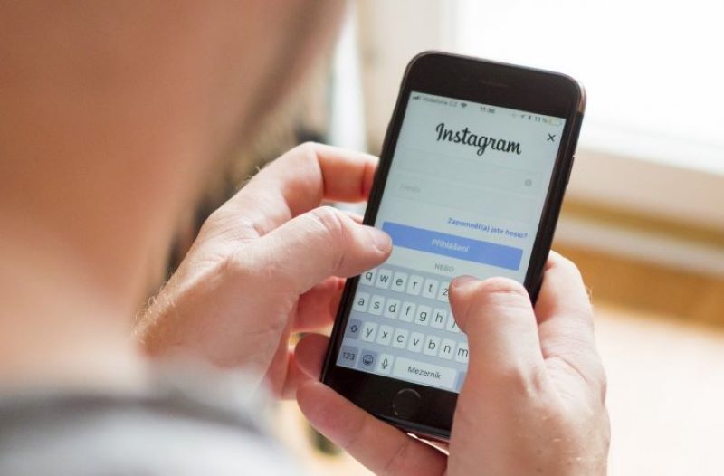 Ilustrasi seorang pria menggunakan second akun Instagram.