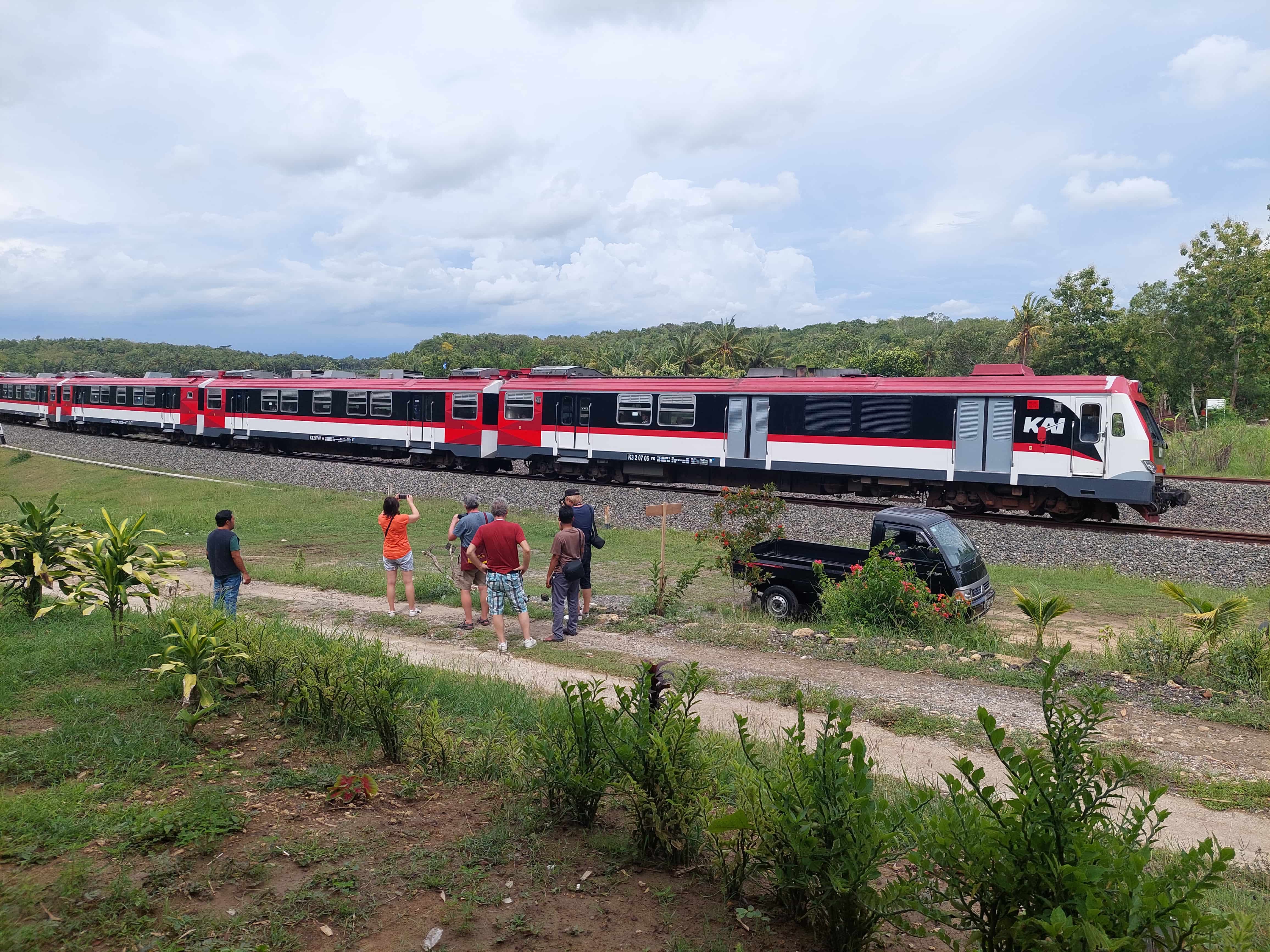 Kereta api melintas di Sentolo