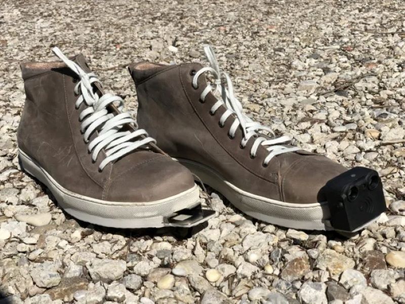 INOVASI BARU: Sensor sepatu ini dapat membantu tunanetra ketika berjalan melewati hambatan.