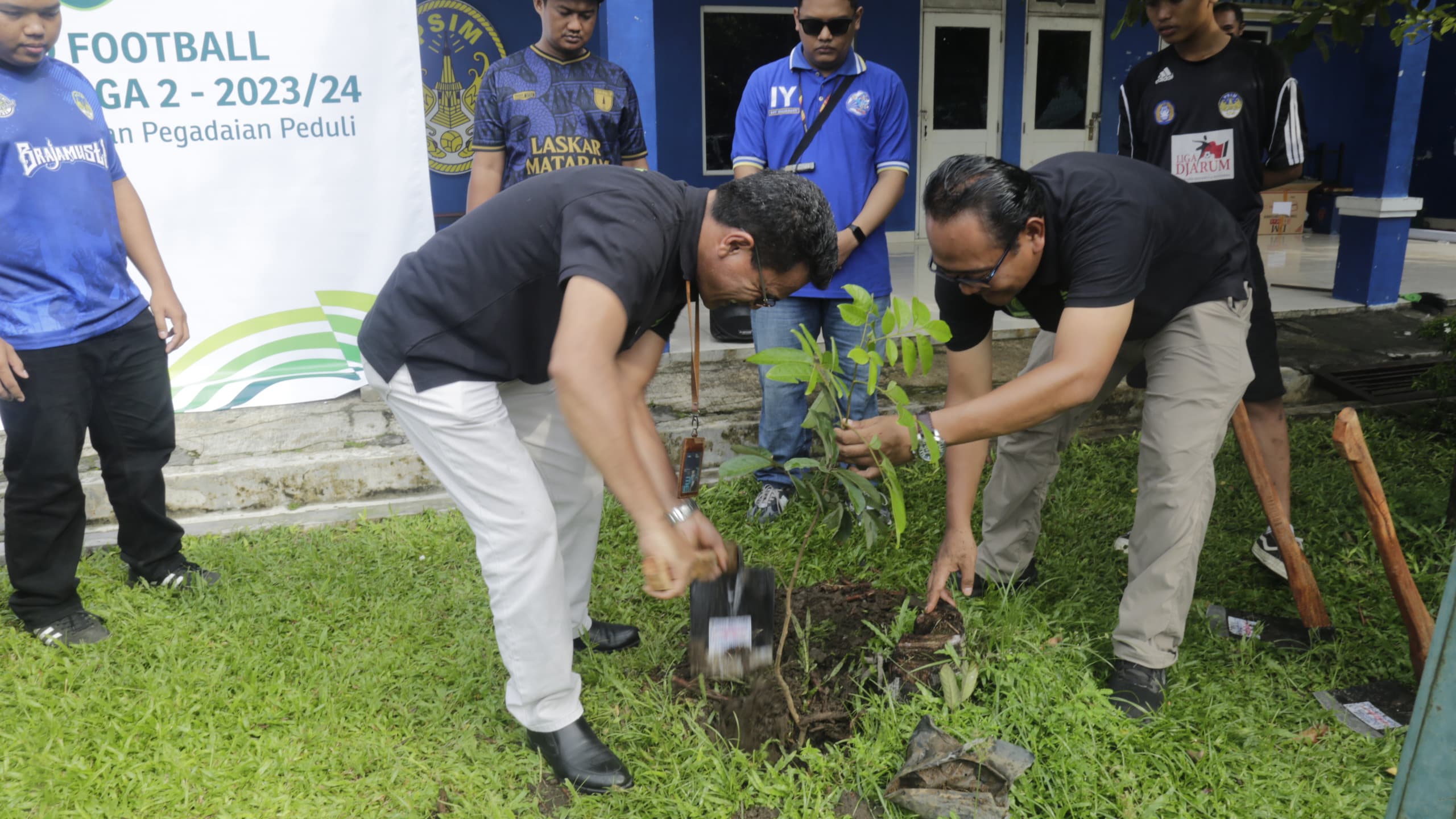 ALAM: Penanaman pohon yang dilakukan oleh PT LIB bersama Pegadaian, manajemen, serta suporter PSIM Jogja di sekitar Monumen PSSI Jogja.