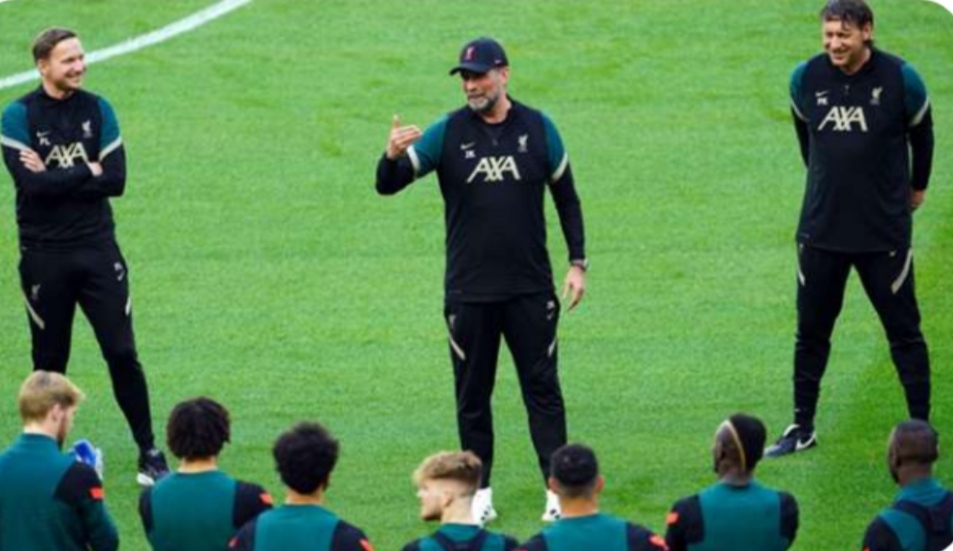 Suasana Jurgen Klopp saat latihan bersama Liverpool