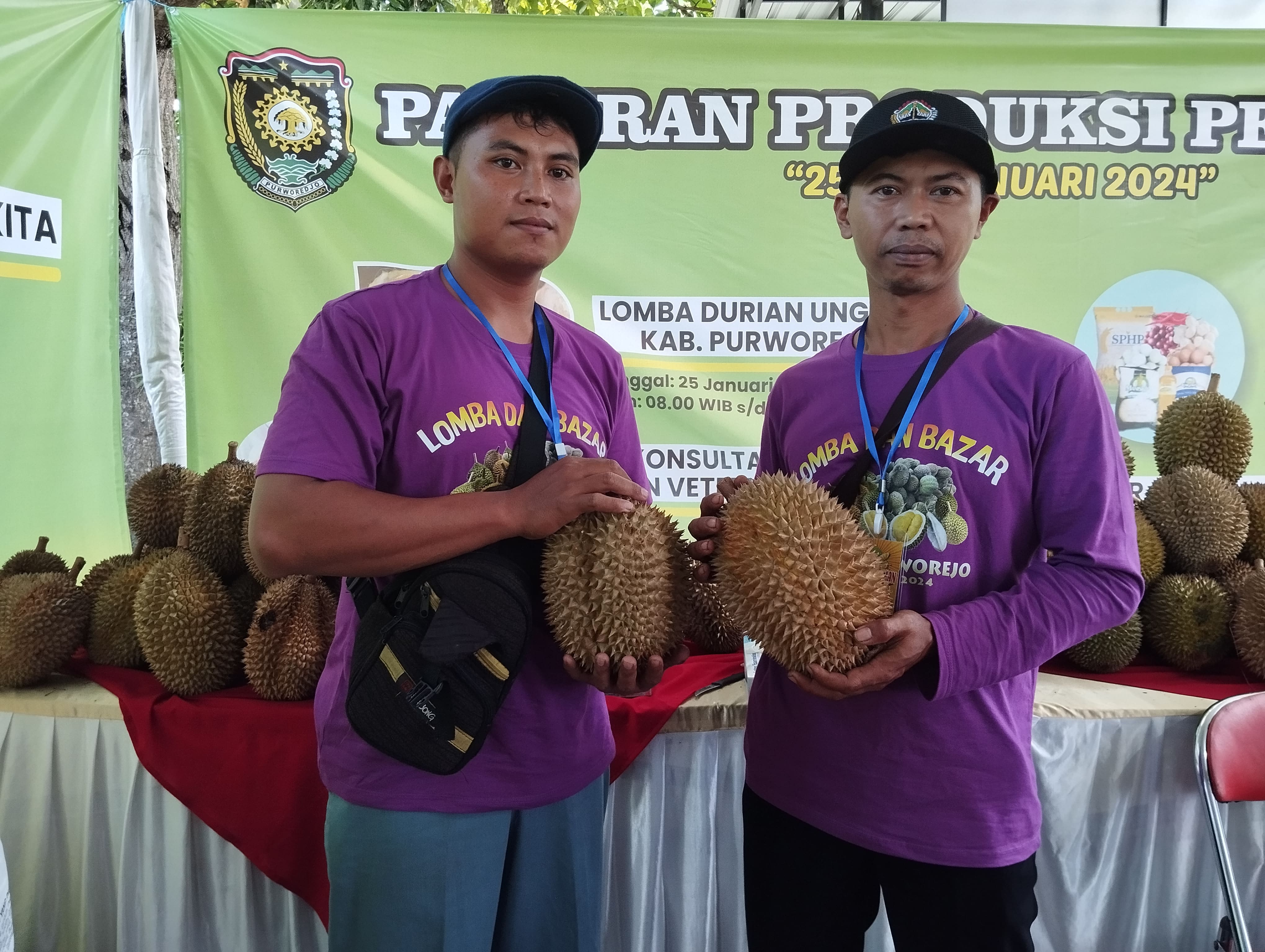 Waridi, 35, menunjukkan durian asli dari Desa Kaliglagah, Kecamatan Loano saat mengikuti bazar durian di DKPP Purworejo, Kamis (25/1).