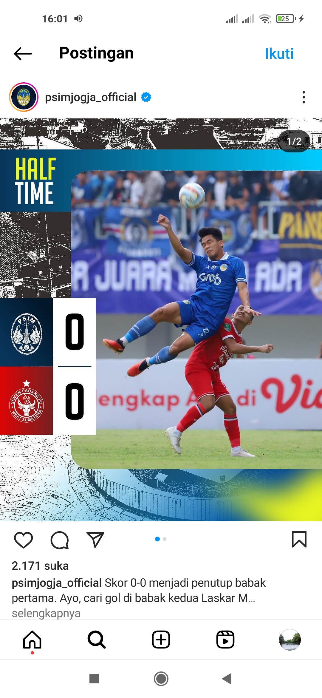 IMBANG: Pemain PSIM duel dengan pemain Semen Padang di Stadion Mandala Krida.