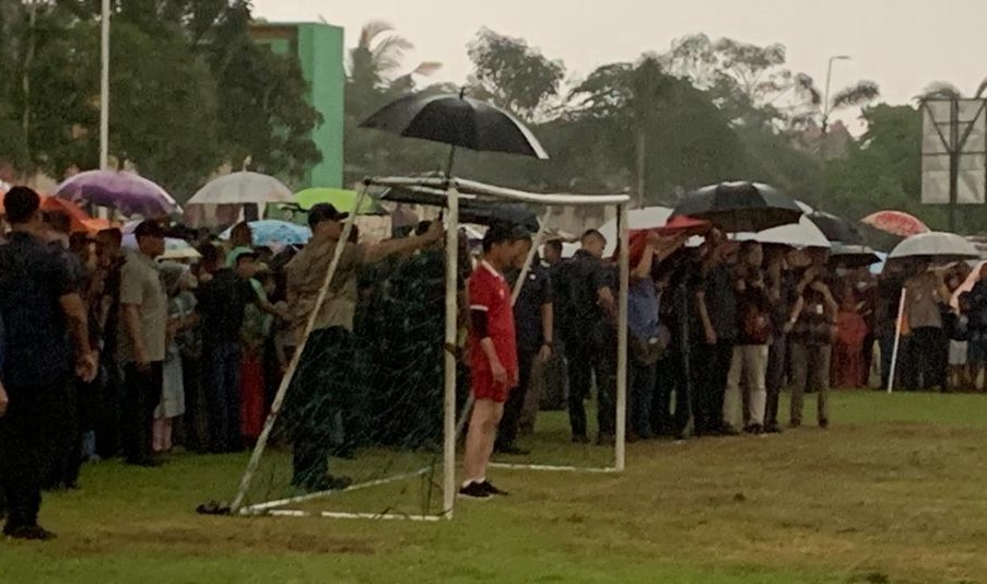 PAYUNGAN : Presiden Joko Widodo saat menjadi penjaga gawang dalam laga bersama anak-anak di Lapangan Gamplong, Sumberrahayu, Moyudan, Sleman, Sabtu (27/1)