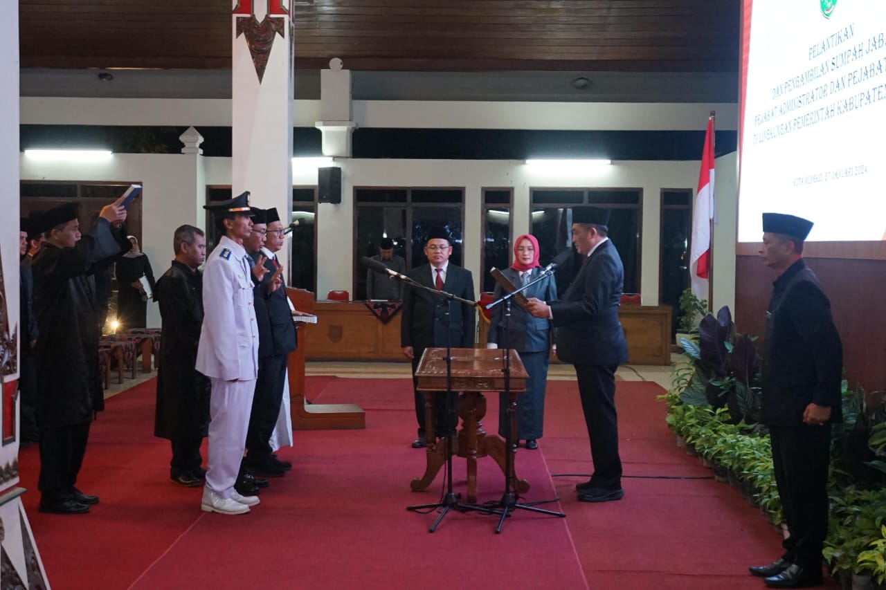 RESMI DILANTIK: Bupati Magelang Zaenal Arifin melantik puluhan pejabat administrator dan pejabat pengawas di lingkungan Pemkab Magelang, Sabtu (27/1/2024).