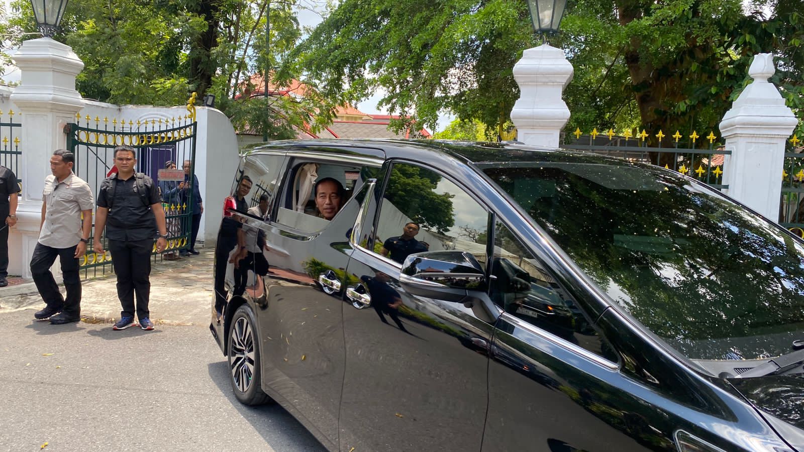 Rombongan Presdien RI, Joko Widodo Meninggalkan Kraton Kilen Jogja, Minggu (28/01/2024).