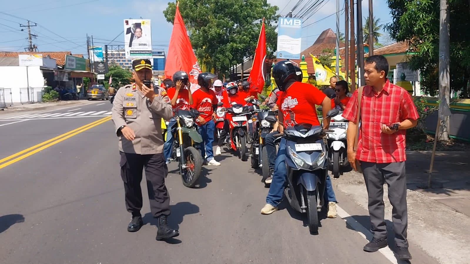 PERSUASIF: Pengamanan pada ruas jalan yang dilakukan oleh personel Polres Kulon Progo.