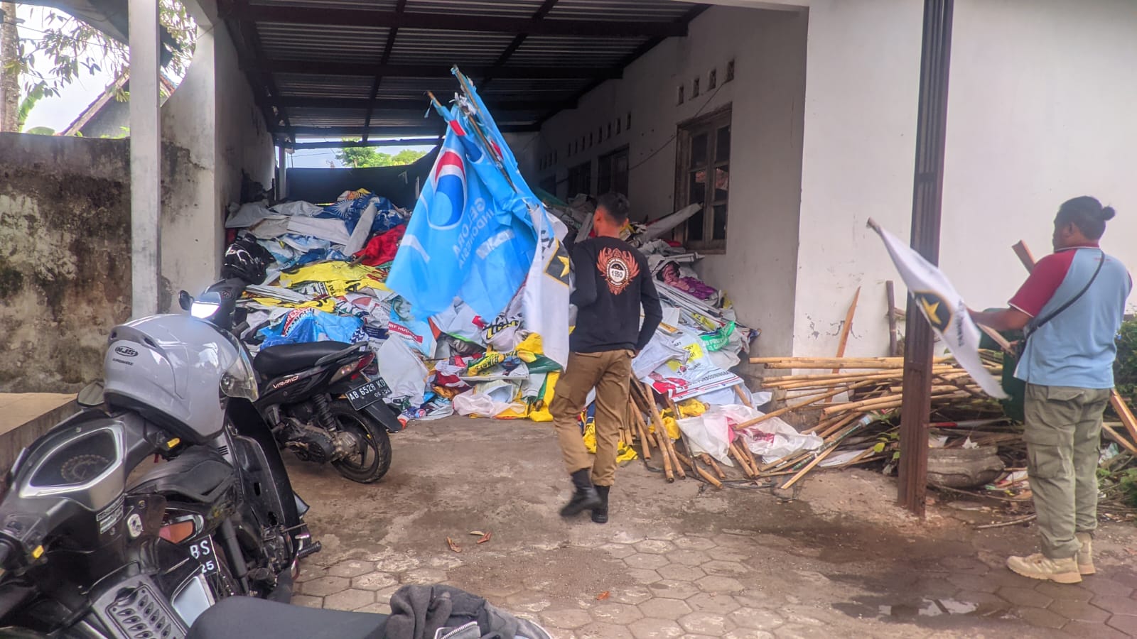 BERSIH: Penertiban alat peraga kampanye yang dilakukan Satpol PP Gunungkidul.