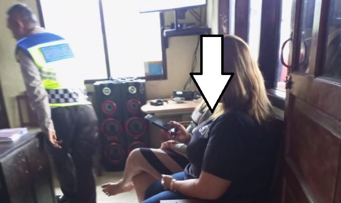 Terduga pelaku percobaan terjun di Jembatan Srandakan sedang di Pos Lantas Bundaran Srandakan untuk dimediasi, Sabtu (27/1/2024).