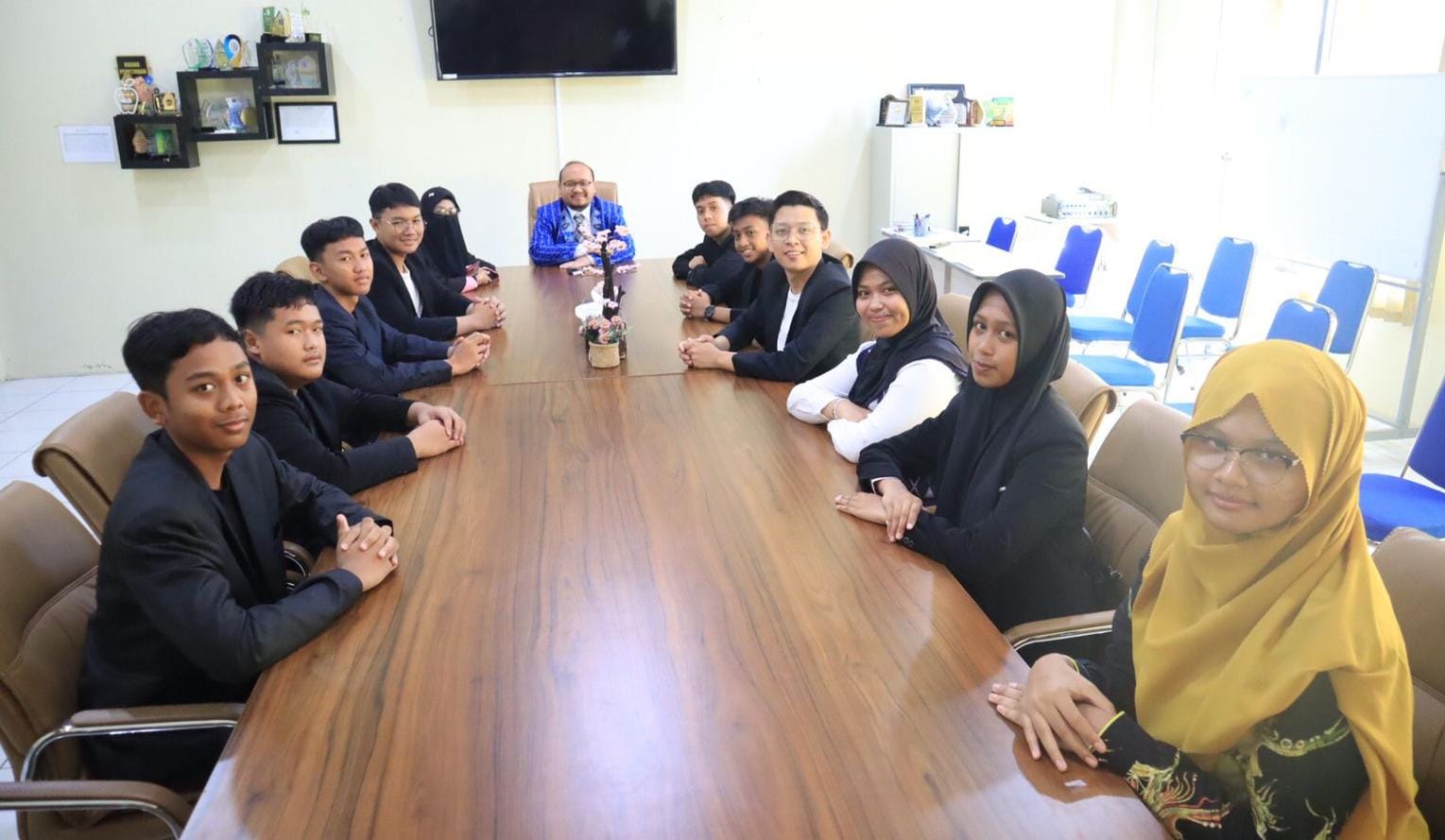 Persiapan siswa siswi SMP dan SMA Muhammadiyah Al Mujahidin Gunungkidul dalam Konferensi Internasional Global Youth Summit 2024 pada Jumat malam (26/1/2024).