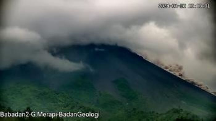 CCTV BPPTKG yang berada di Pos Babadan merekam terjadinya Awan Panas Guguran di Gunung Merapi tanggal 28 Januari 2024 pukul 13:11 WIB.