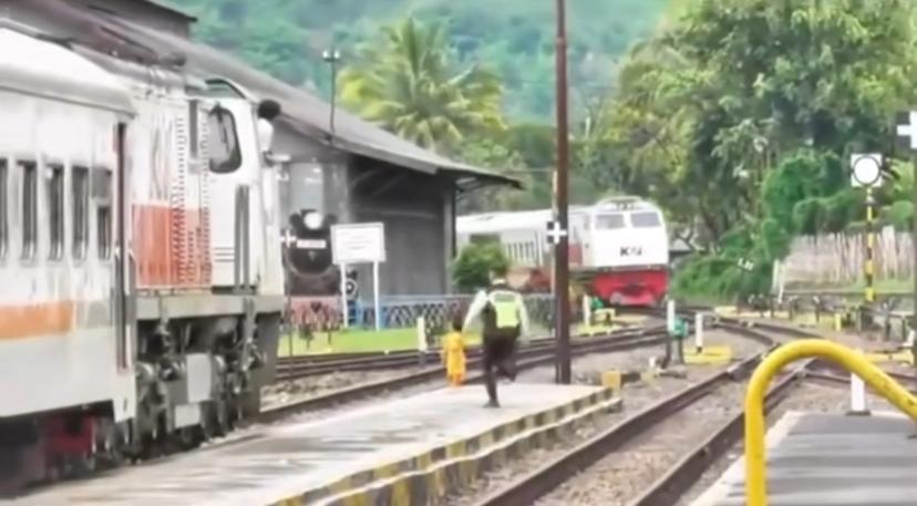 Detik-detik Aksi Heroik PKD Fahmi di Stasiun Cibatu-Garut Menyelamatkan Anak dari Jalur Kereta!