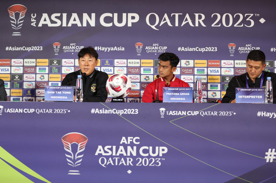 Shin Tae-yong didamping Pratama Arhan dalam sesi jumpa pers pra pertandingan kontra Australia (PSSI)