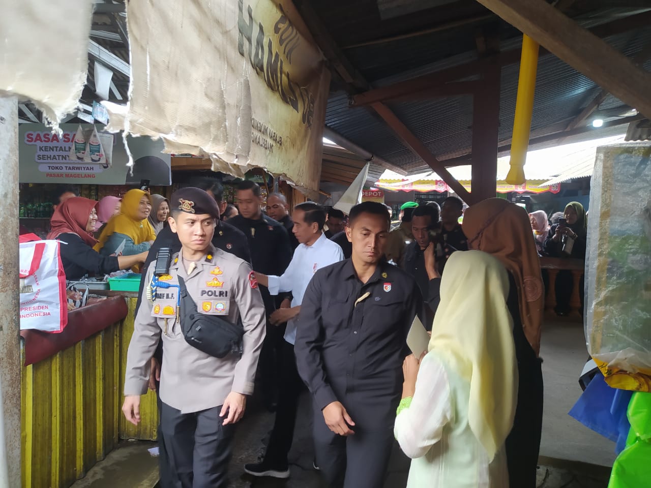 BLUSUKAN: Presiden RI Joko Widodo melakukan kunjungan ke Pasar Blabak, Kecamatan Mungkid, Senin (29/1/2024).