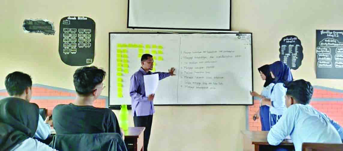 KOMITMEN BERSAMA: Siswa dan guru SMAN 2 Playen Gunungkidul sepakat membuat dan menaati peraturan kelas yang dibuat sendiri.