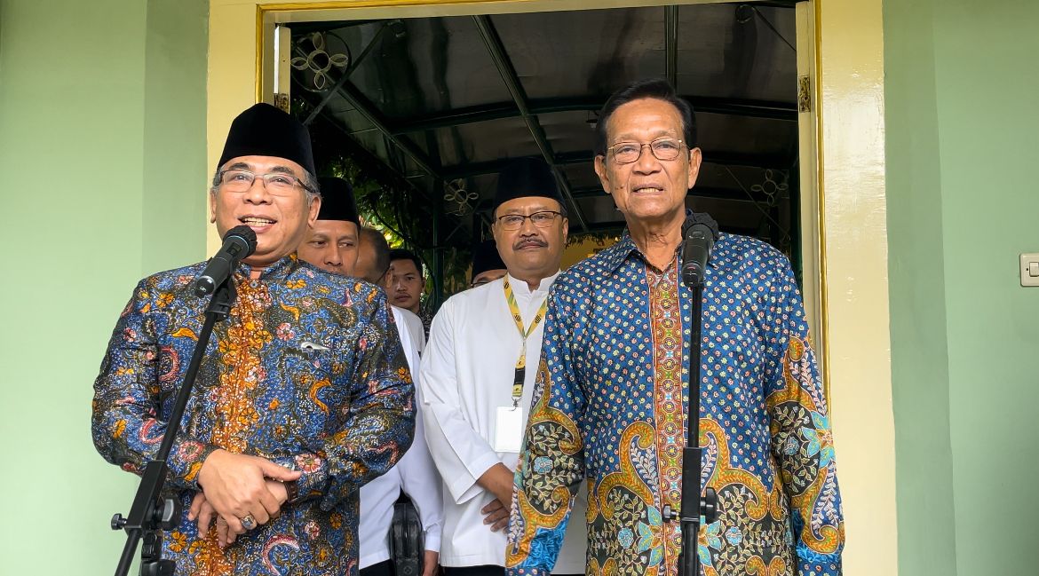 BELAJAR : Ketua Umum PBNU Yahya Cholil Staquf usai beraudiensi kepada Gubernur DIY HB X di Kompleks Kepatihan Senin (29/1).