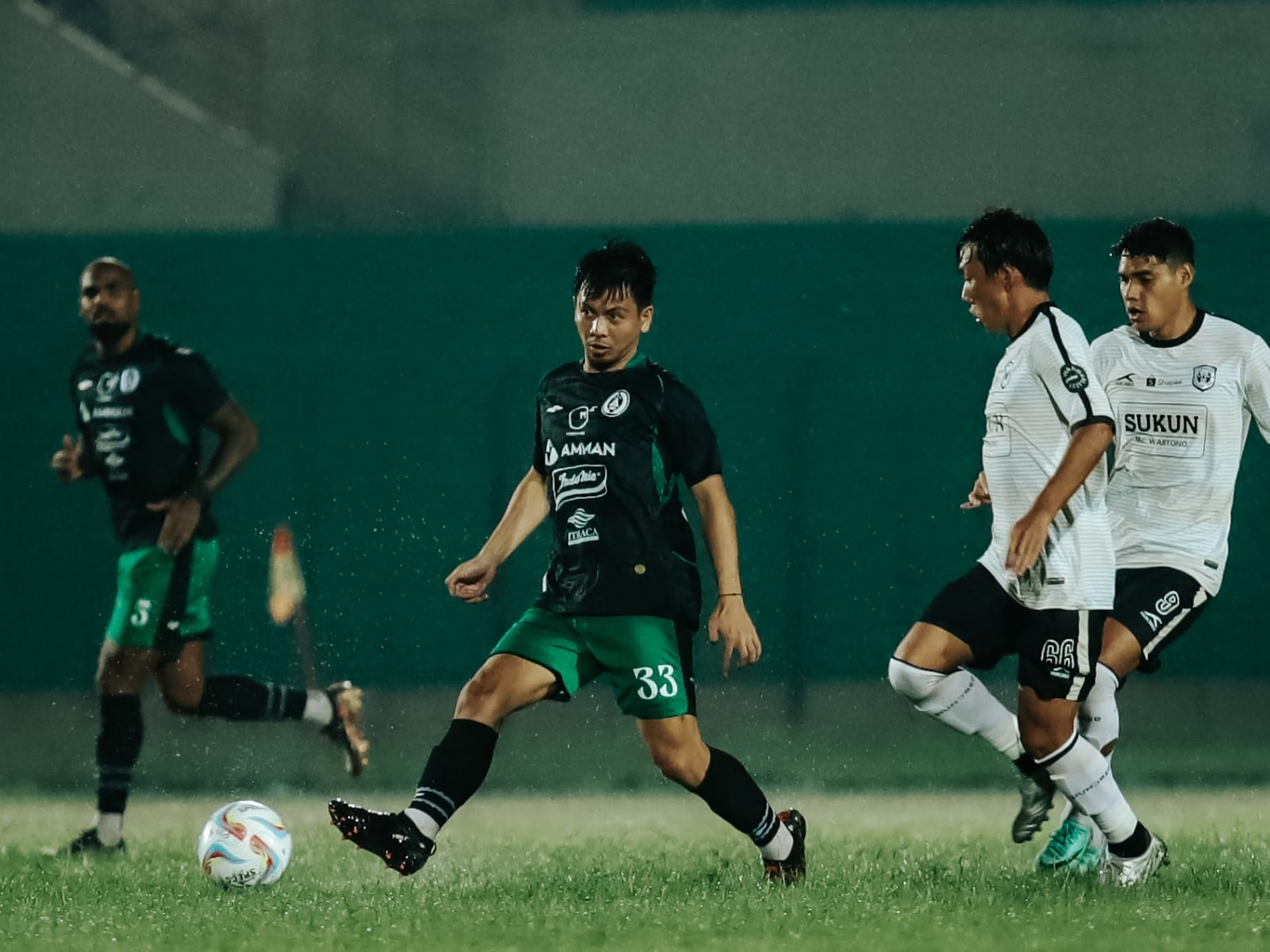 SIAP: Pemain PSS Sleman saat melakoni laga ujicoba dengan RANS Nusantara FC di Stadion Sultan Agung, Bantul.