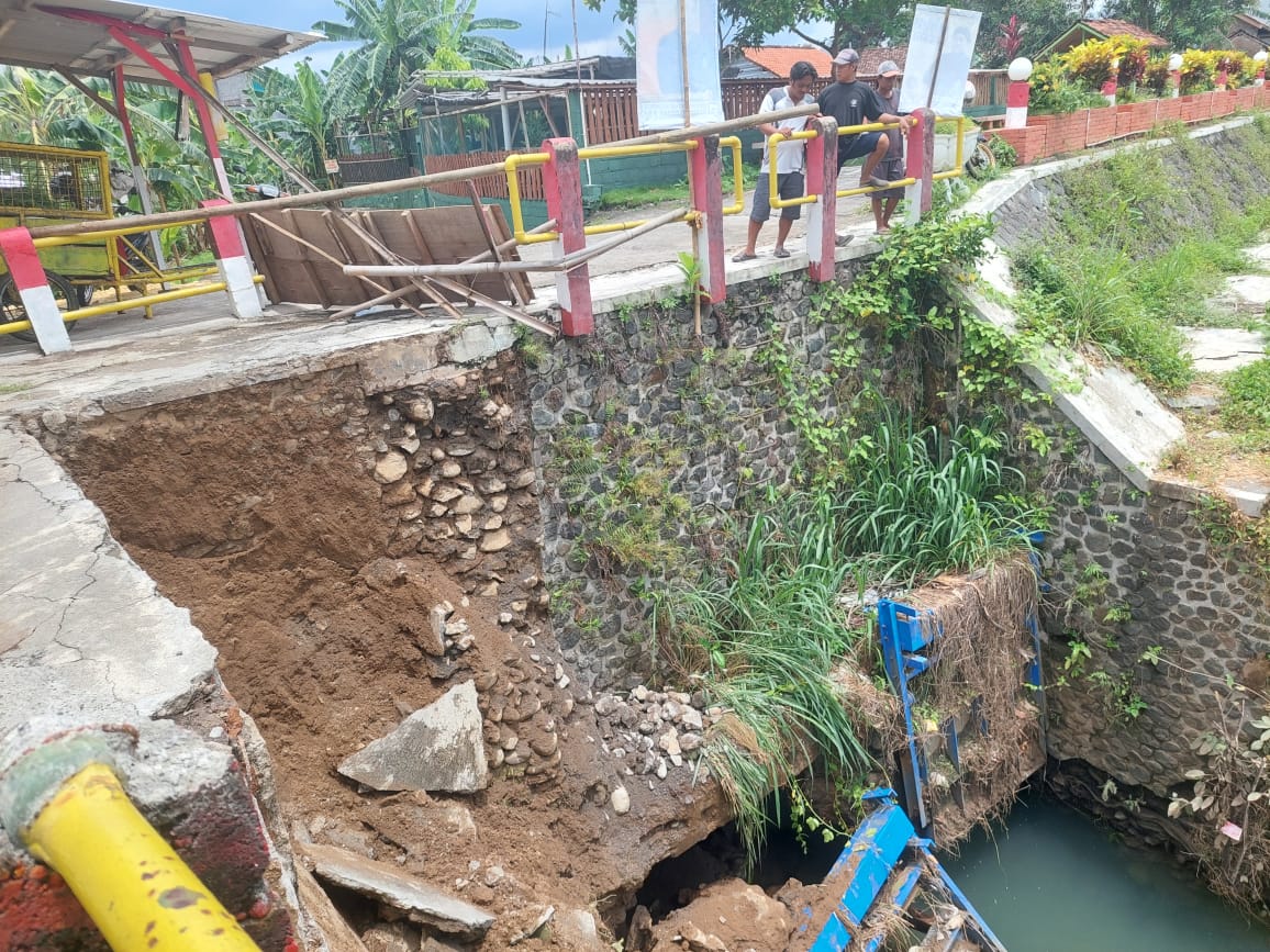 WASPADA: Warga Wonosidi Kidul melihat area longsoran, yang terletak di pertemuan Kali Mambu dan Kali Serang.