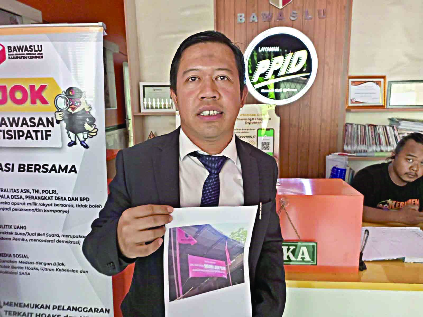 MINTA DIUSUT : Caleg bersama simpatisan Partai NasDem mendatangi kantor Bawaslu Kebumen untuk melaporkan temuan spanduk provokatif.