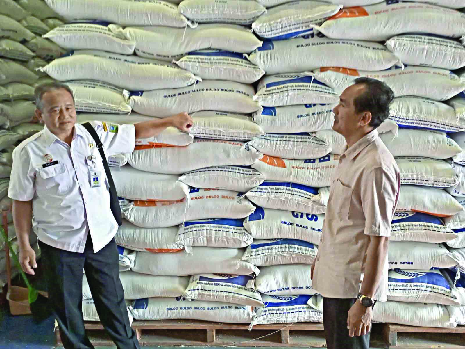 SIAP KIRIM : Pemkab Kebumen bersama Perum Bulog segera menyalurkan bantuan sosial (bansos) berupa beras kepada 131 ribu penerima manfaat.