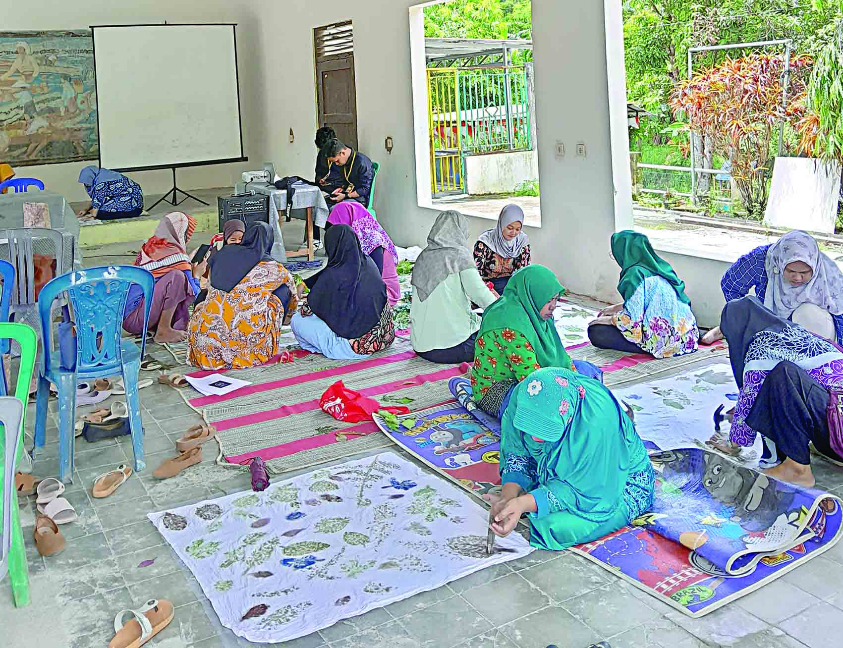 FOKUS: Mahasiswa KKN UM Purworejo di Desa Bener saat menggelar pelatihan batik ecoprint untuk ibu-ibu di Balai Desa Bener beberapa waktu lalu.