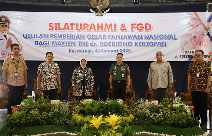 SEPAKAT USULKAN: FGD usulan pemberian gelar pahlawan nasional untuk Mayjen TNI dr Roebiono Kertopati di Pendopo Kabupaten Purworejo.