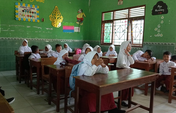 TEKUN: Proses belajar mengajar di salah satu sekolah dasar di Gunungkidul. Tahun ini puluhan sekolah dasar yang rusak akan dilakukan perbaikan.&nbsp;