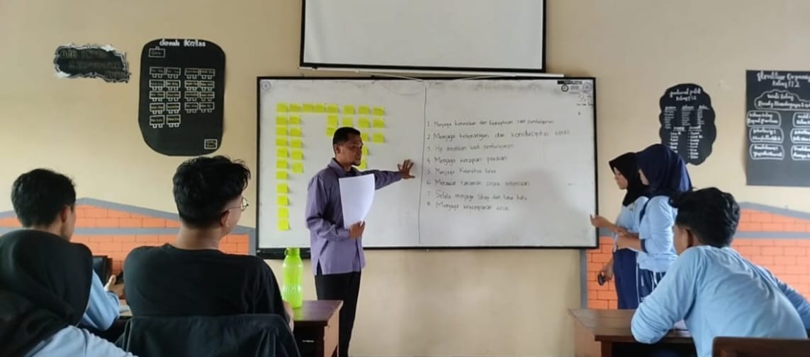 Anak-anak dan guru SMAN 2 Playen (Duplay) Gunungkidul sepakat membuat dan menaati peraturan kelas.