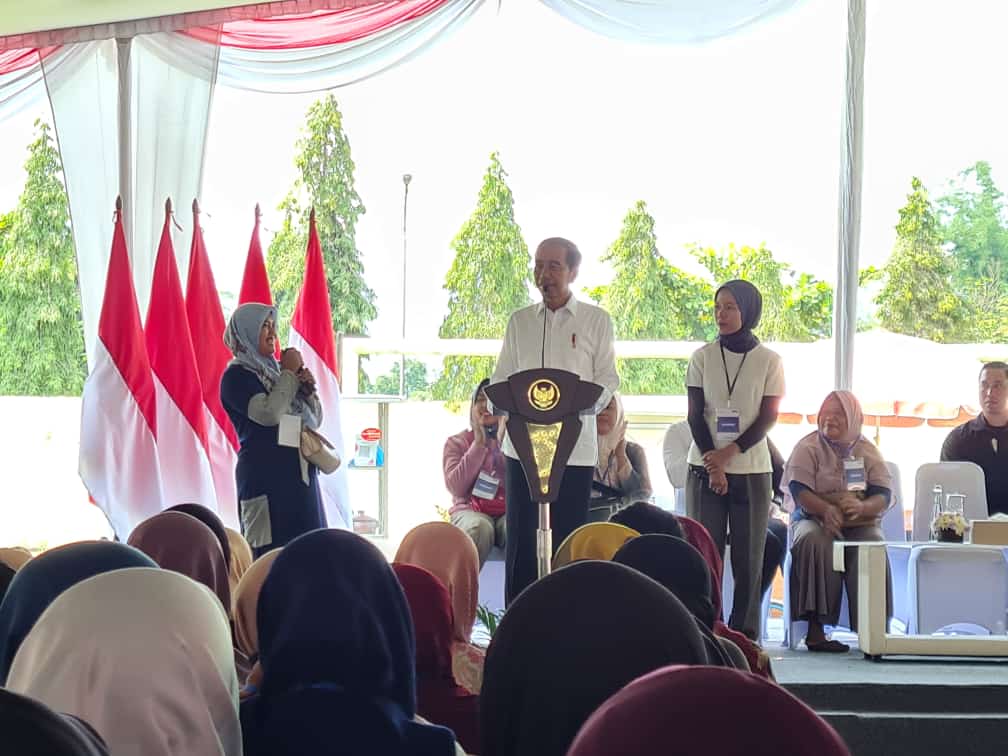 DIALOG: Presiden RI Joko Widodo bersama dua nasabah PNM Mekaar saat berdialog di Stadion Gemilang, Senin (29/1/2024).
