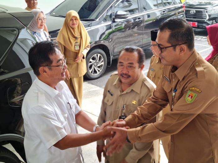 DISAMBUT: Kedatangan Pj Bupati Magelang Sepyo Achanto disambut oleh para asisten di lingkungan Pemkab Magelang, Selasa (30/1/2024).