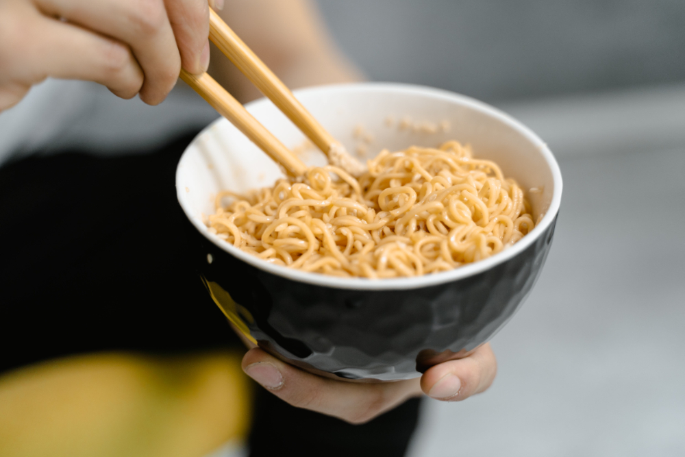 Makan Mie Instan bisa bikin nagih. namun jika dikonsumsi berlebihan dapat berdampak pada kesehatan.