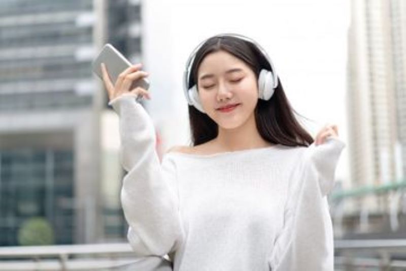 Mendengarkan musik untuk melepas stress.