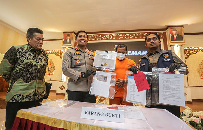 KELABUHI TIMNAS DAN DEALAPAN KLUB: Polisi menunjukkan sejumlah barang bukti dari aksi yang dilakukan tersangka. ELANG KHARISMA DEWANGGA/RADAR JOGJA