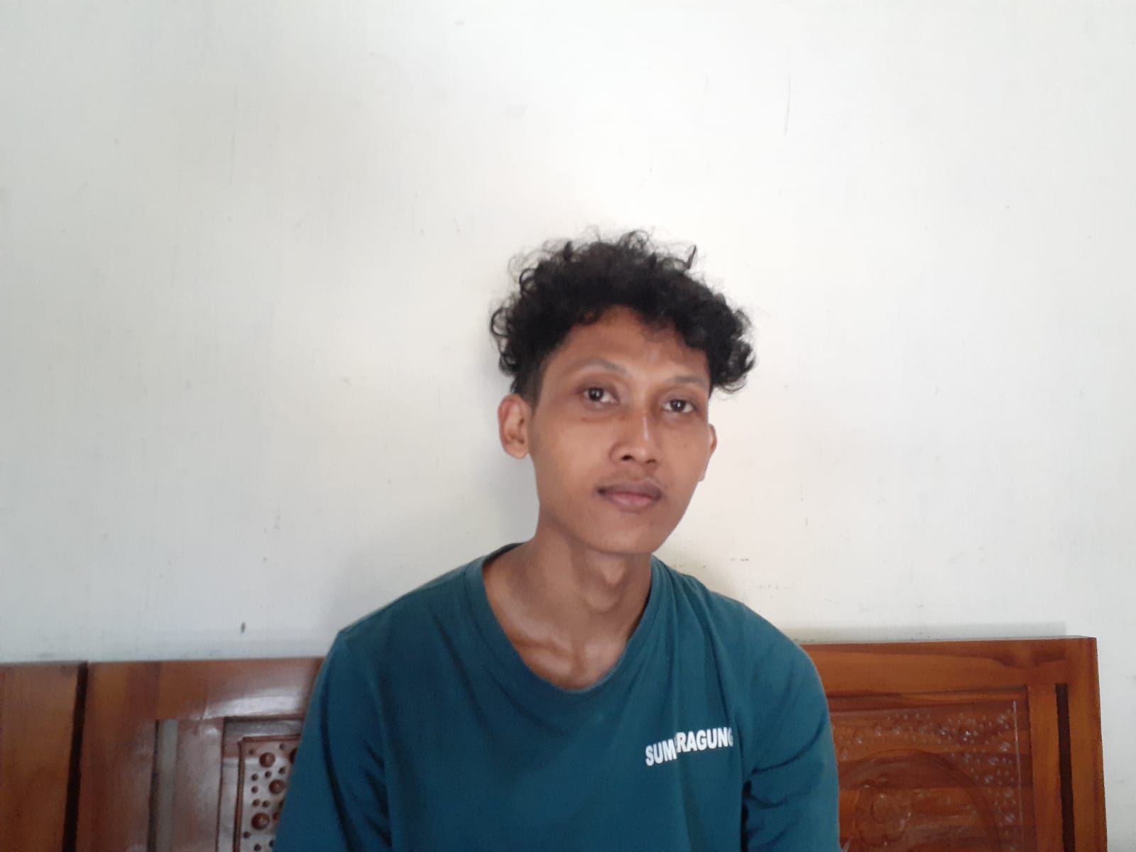 SOSIAL: Dukuh Gedongan Webi Llian saat menyampaikan terkait dengan PT Jujur Kinaryo Projo selaku vendor penyedia konsumsi saat pelantikan KPPS KPU Sleman.