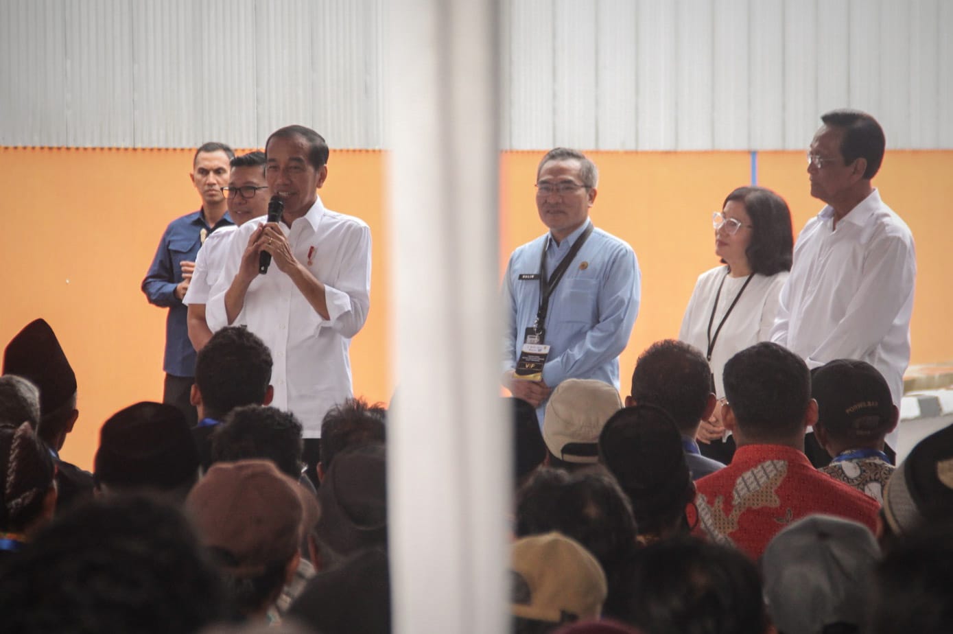 MANFAAT: Presiden Joko Widodo menyerahkan bantuan pangan cadangan beras pemerintah kepada seribu KPM di Gudang Bulog Sendangsari, Kapanewon Pajangan, Bantul, Selasa (30/1) pagi.