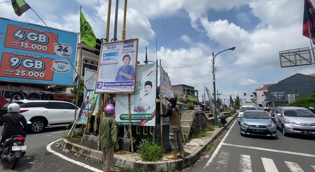 TERTIB: Bawaslu Sleman bersama dengan petugas gabungan saat melakukan penertiban APK pada Senin (29/1).