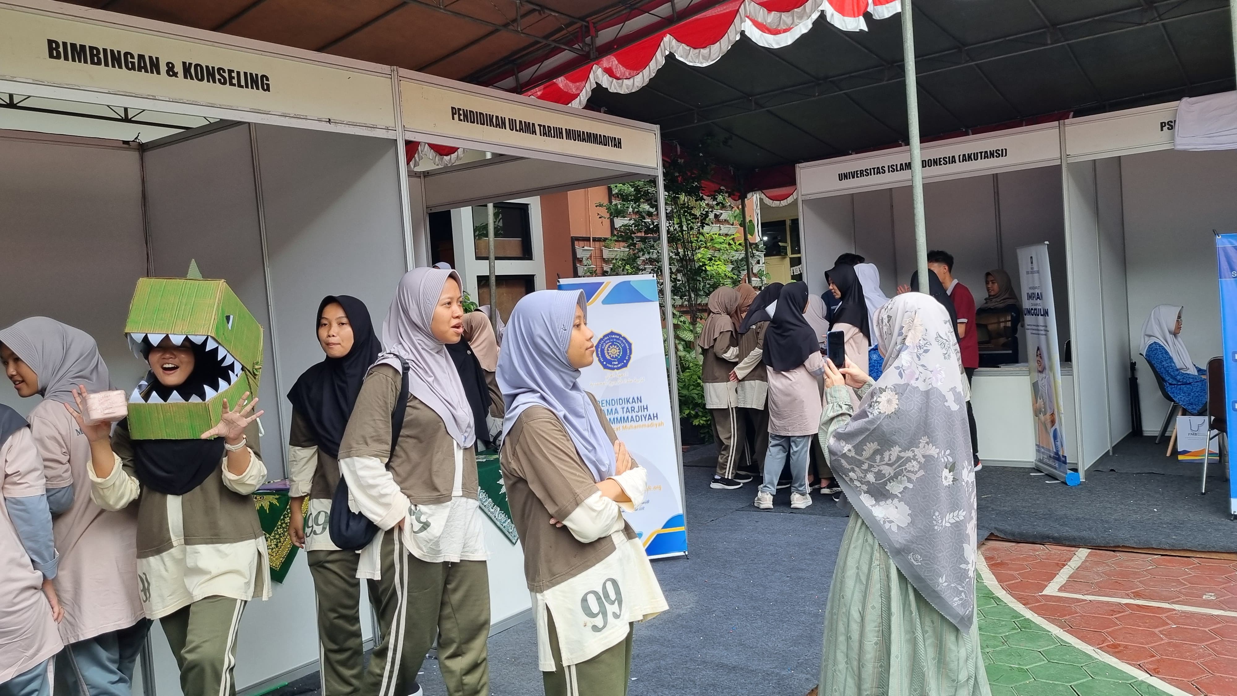 SINAU: Siswa Madrasah Muallimat antusias mengikuti agenda tahunan bertajuk Career Day dan Science Show yang melibatkan para siswa jenjang pendidikan SMP dan SMA.