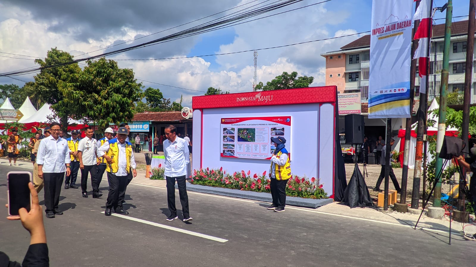 LANCAR: Presiden RI Joko Widodo saat meresmikan Infrastruktur IJD Jalan Wonosari-Mulo, Karangrejek, Gunungkidul, Selasa (30/1).