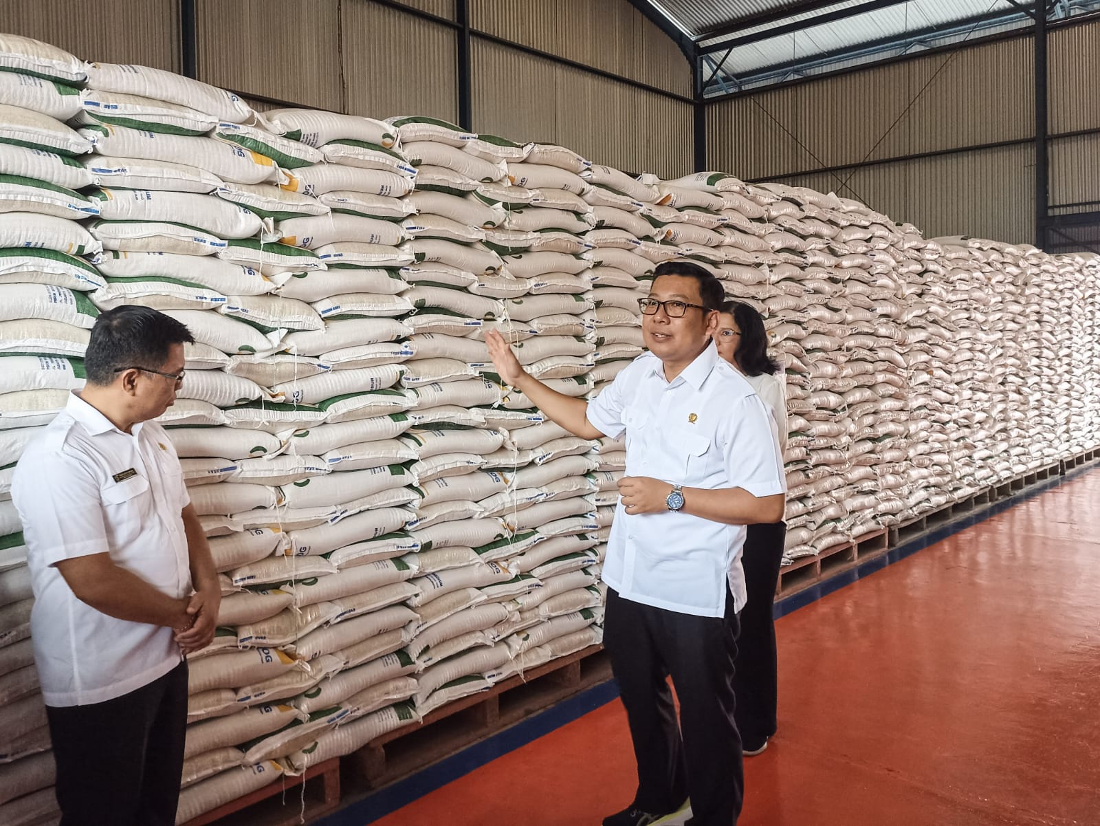 PASTIKAN: Kepala Badan Pangan Nasional Arief Prasetyo Adi meninjau stok beras di Gudang Bulog Sendangsari, Bantul  sai mendampingi kunjungan kerja Presiden Jokowi ke gudang tersebut, Selasa (30/1).